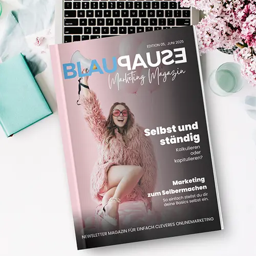 Titelseite des Blaupause Magazins Ausgabe 5 von oben, das auf einem Schreibtisch halb über der Tastatur liegt.